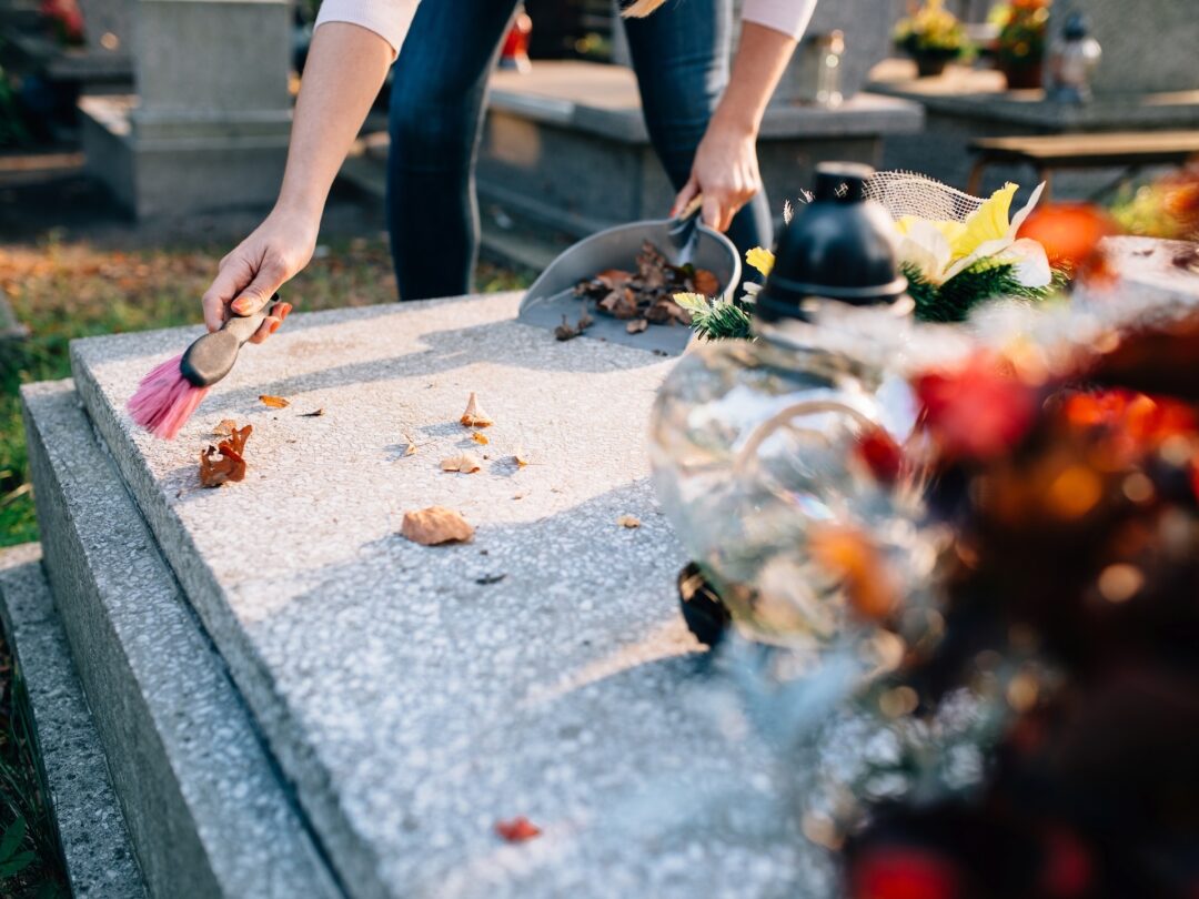 Entretien de cimetière et monuments funéraires : nettoyage, fleurissement, travaux